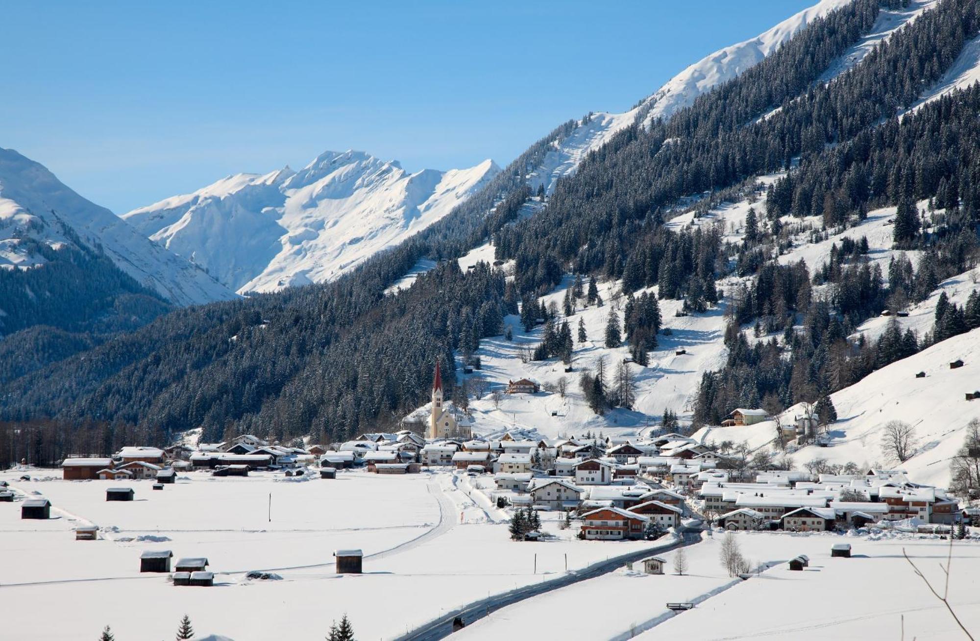 Gasthof Bären Hotell Holzgau Exteriör bild